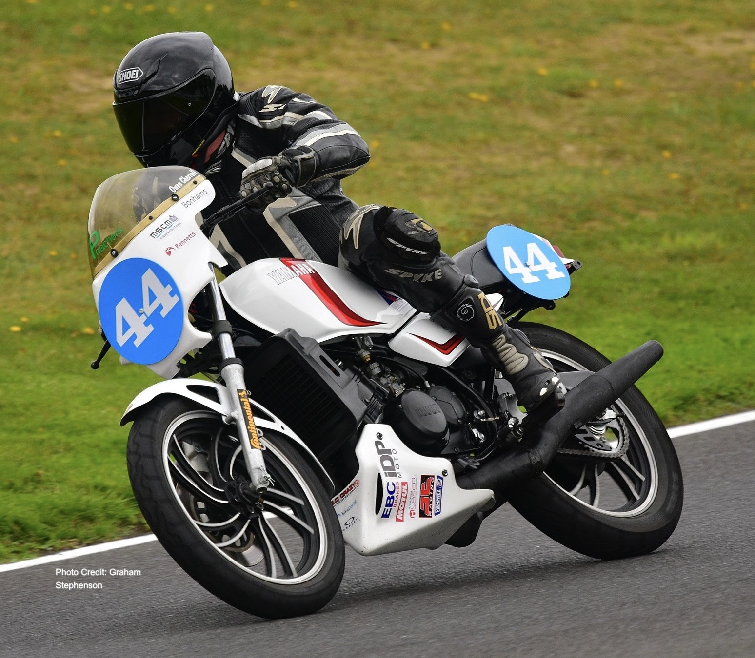 Owen racing #44 Yamaha at Cadwell Park